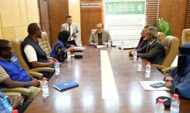 وزير الصحة يبحث مع الهيئة الطبية الدولية تعزيز التدخلات الصحية ويتسلم سيارتي إسعاف