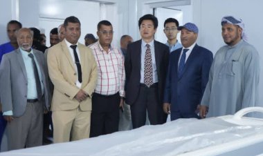 محافظ سقطرى ومعه نائب وزير الصناعة والتجارة والقائم بأعمال السفير الصيني يزورون موقع ميناء قرمة