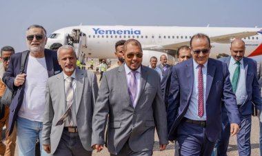 المحافظ الثقلي يستقبل وزير الصحة في مطار سقطرى الدولي