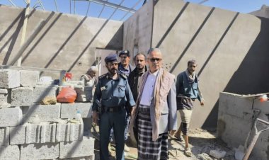 مدير عام مديرية عتق يتفقد مشروعي مبنى الإصدار الآلي وهنجر هيئة الأراضي ويطلع على نسبة الإنجاز