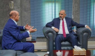 الرئيس الزُبيدي يطّلع من محافظ البنك المركزي على الإجراءات المنفذة في خطة الإصلاحات المالية والمصرفية