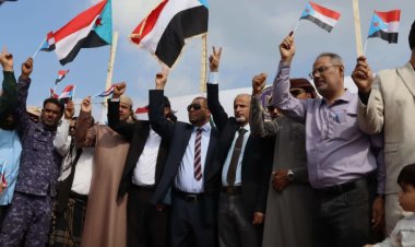 استجابة لدعوة انتقالي سقطرى.. اعتصام جماهيري مفتوح بحديبو للمطالبة بإعلان دولة الجنوب العربي