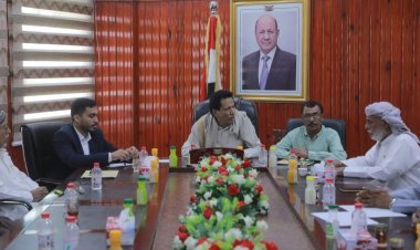 محافظ المهرة يلتقي ضباط المحافظة القدامى ضمن جهود تعزيز الأداء الأمني وتثبيت الاستقرار