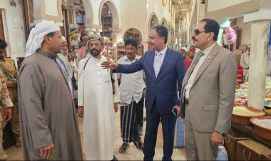 عضو هيئة رئاسة الانتقالي فادي باعوم يتفقد أسواق سيئون وتطبيع حياة المواطنين بعد تحرير الوادي