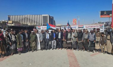 مخيم الاعتصام المفتوح في عتق يستقبل وفدًا من أكاديميي جامعة شبوة ومسؤولي السلطة المحلية