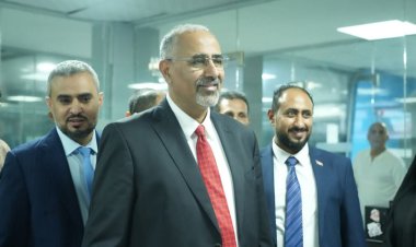 الرئيس الزُبيدي يتفقد سير العمل بقطاع الإذاعة والتلفزيون الجنوبي