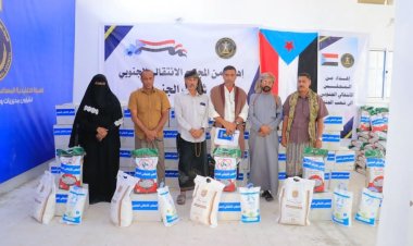 مقدمة من الرئيس الزُبيدي.. انتقالي وادي وصحراء حضرموت يدشّن توزيع السلال الغذائية للأسر الأشد احتياجًا