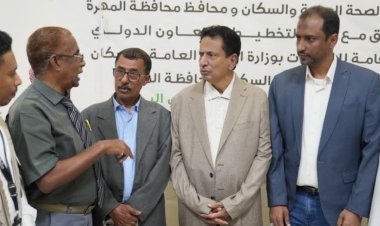 محافظ المهرة يدشّن مخيم عمليات العيون لسحب المياه البيضاء وتركيب العدسات بمستشفى الغيضة