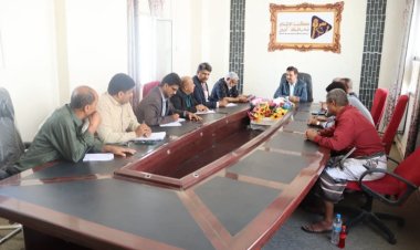 فريق التوجيه والرقابة الرئاسي يلتقي قيادة الغرفة التجارية ومكتب الصناعة والتجارة في أبين