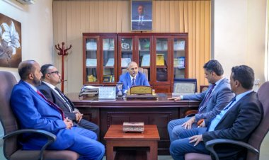 الرئيس  القائد عيدروس الزُبيدي يتفقد سير العمل بوزارة الإعلام والثقافة والسياحة