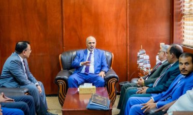 الرئيس الزُبيدي يتفقد سير العمل بديوان عام وزارة الزراعة والري والثروة السمكية وقطاعاتها