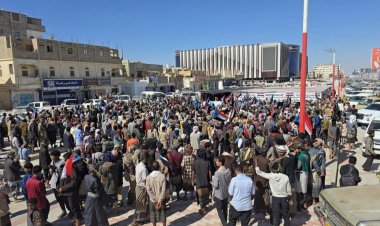 مخيم الاعتصام المفتوح بمدينة عتق يستقبل وفدًا جماهيريًا من أبناء مديرية جردان