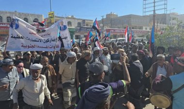 مخيم الاعتصام المفتوح بمدينة عتق يستقبل وفدًا جماهيريًا من أبناء مديرية الصعيد