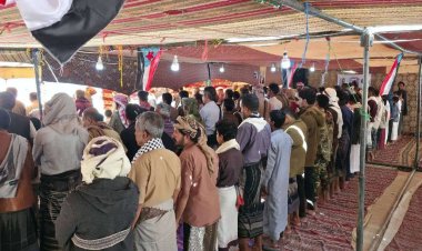 بحضور قيادة انتقالي المحافظة .. أبناء شبوة يؤدون صلاة الجمعة تحت شعار "الوفاء للمشروع العربي" بساحة الاعتصام