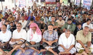 بحضور قيادة انتقالي المحافظة .. أبناء أبين يؤدّون صلاة جمعة "الوفاء للمشروع العربي" في ساحة الاعتصام