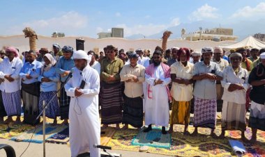 بحضور قيادة انتقالي سقطرى.. أبناء المحافظة يؤدون صلاة جمعة "الوفاء للمشروع العربي" بساحة الاعتصام