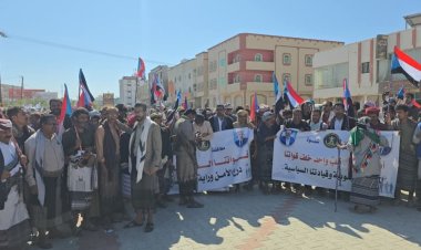 مخيم الاعتصام المفتوح بشبوة يستقبل وفدًا جماهيريًا من مديريتي الروضة ونصاب