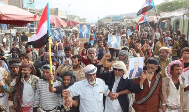 انتقالي المحفد ينظم مسيرة جماهيرية ومهرجانًا خطابيًا للمطالبة بإعلان دولة الجنوب العربي