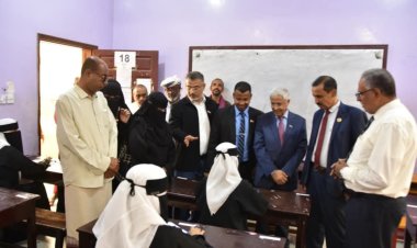 القائم بأعمال رئيس تنفيذية انتقالي حضرموت يدشن امتحانات الفصل الدراسي الأول بمديرية المكلا