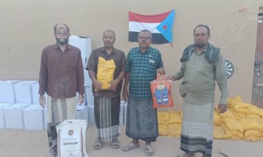 انتقالي القطن يواصل توزيع السلال الغذائية لأسر الشهداء وذوي الاحتياجات الخاصة