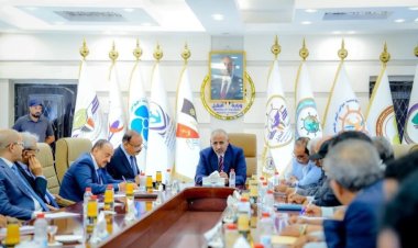 الرئيس الزُبيدي يبحث سُبل تطوير البنية التحتية لقطاع النقل