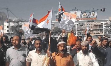 ممثلو سلطة الضالع ينضمون لساحة الاعتصام تأييد لقرارات الرئيس الزُبيدي