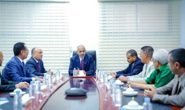 الرئيس الزُبيدي يتفقد سير العمل بوزارة الصناعة والتجارة