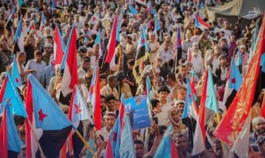 تواصل توافد الحشود الجماهيرية إلى ساحة الاعتصام المفتوح بالعاصمة عدن