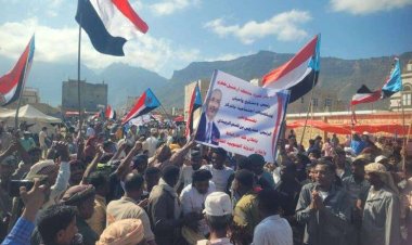 توافد أبناء المناطق الوسطى والجنوبية في سقطرى إلى مخيم الاعتصام دعمًا لمطلب إعلان دولة الجنوب العربي