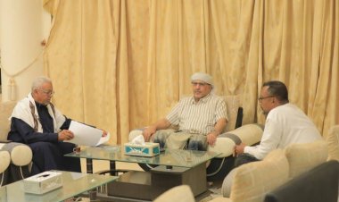 رئيس الجمعية الوطنية يناقش وضع الاستثمار بوادي وصحراء حضرموت