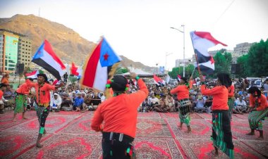 فرقتا القرية والخلافة بمديرية الشحر تشاركان في ساحة الاعتصام بالمكلا برقصات من التراث الشعبي