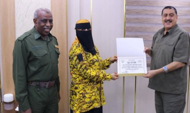 شرطة عدن تكرّم ثلاثة من ضباط وأفراد حراسة المنشآت نظير جهودهم وتفانيهم في عملهم