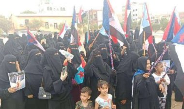 حشد نسائي في ساحة كلية ردفان للمطالبة بإعلان دولة الجنوب العربي