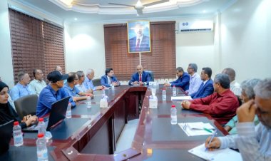 الرئيس الزُبيدي يزور وزارة المياه والبيئة ويطّلع على المشاريع المنفذة لتعزيز الموارد المائية