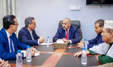 الرئيس الزُبيدي يتفقد سير العمل في وزارة الإدارة المحلية بالعاصمة عدن