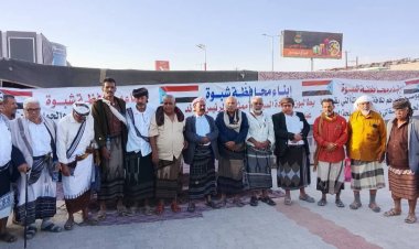 مشايخ قبائل نعمان يصلون إلى مخيم الاعتصام المفتوح بمدينة عتق