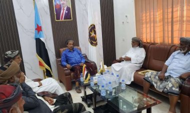 رئيس تنفيذية انتقالي المهرة يلتقي عددًا من الضباط لمناقشة مستجدات الأوضاع الأمنية