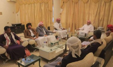 رئيس الجمعية الوطنية يلتقي شباب من آل كثير بوادي حضرموت