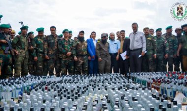 باشراف العميد الوالي.. إدارة مكافحة المخدرات بقوات الحزام الأمني تتلف (2795) قارورة وعلبة من الخمور المهربة