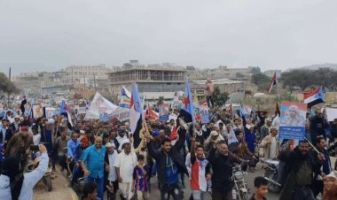 حشود تربوية تصل ساحة الاعتصام المفتوح في الضالع للمطالبة بإعلان دولة الجنوب العربي