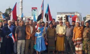 العميد وسيم العُمري يتقدم موكب “صناعة وتجارة عدن” إلى ساحة العروض ويجدد العهد للقيادة الجنوبية