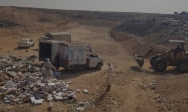 مكتب الصناعة والتجارة بالمهرة يتلف أربعة أطنان من مواد غذائية منتهية الصلاحية