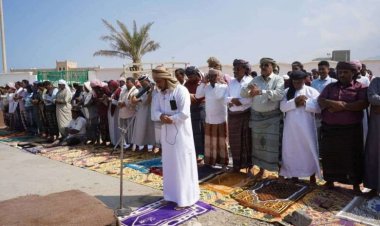 أبناء سقطرى يؤدون صلاة الجمعة في ساحة الاعتصام المفتوح تحت شعار “الثبات والتمكين”