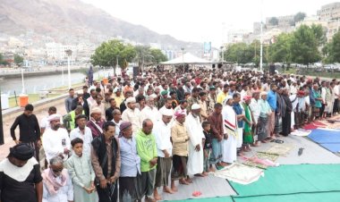 بدعوة من انتقالي حضرموت.. جموع من المصلين يؤدون صلاة الجمعة في ساحة الاعتصام بالمكلا