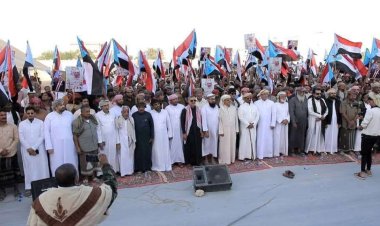 توافد حشود جماهيرية من سيحوت إلى ساحة اعتصام المهرة لدعم مطلب إعلان دولة الجنوب العربي