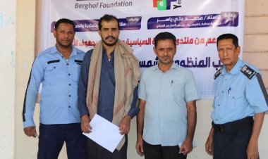 تدشين وتسليم منظومة طاقة شمسية لإدارة المرور بالمهرة ضمن مشروع تعزيز الحكم المحلي وبناء السلام