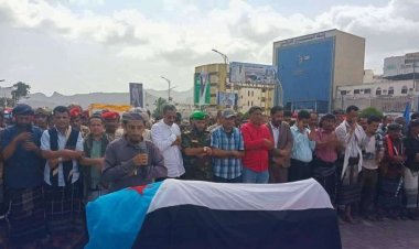 قيادات عسكرية ومدنية تشارك في أداء صلاة الجنازة على جثمان المناضل عبدالحكيم فاضل في ساحة الاعتصام بالعاصمة عدن