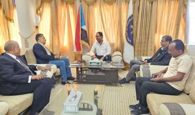 باعوم يبحث مع أمين عام جامعة سيئون أوضاع الجامعة والتحديات التي تواجهها