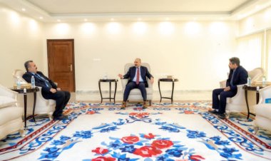 الرئيس الزُبيدي يشدد على أهمية تطوير البنى التحتية لمطار عدن الدولي