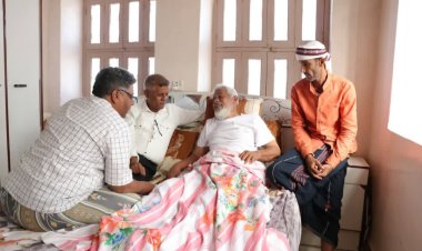 المدير العام لمديرية الشحر يطمئن على صحة التربوي والكادر الفني عبدالله بن طرش